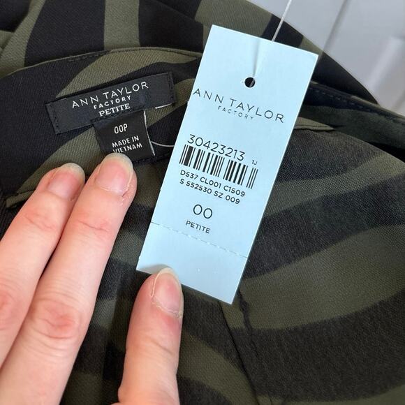 Ann Taylor NWT Tiger Print Green and Black A-Line Side Slit Skirt Size 00P - Picture 7 of 9